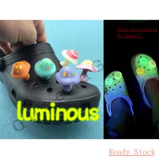 Glow-in-the-dark mushrooms decorated crocs buckle,CROCS Jibbitz set（ไม่รวมรองเท้า） CROCS Jibbitz จี้กระดุม 3D อุปกรณ์เสริม สําหรับตกแต่งรองเท้า diy