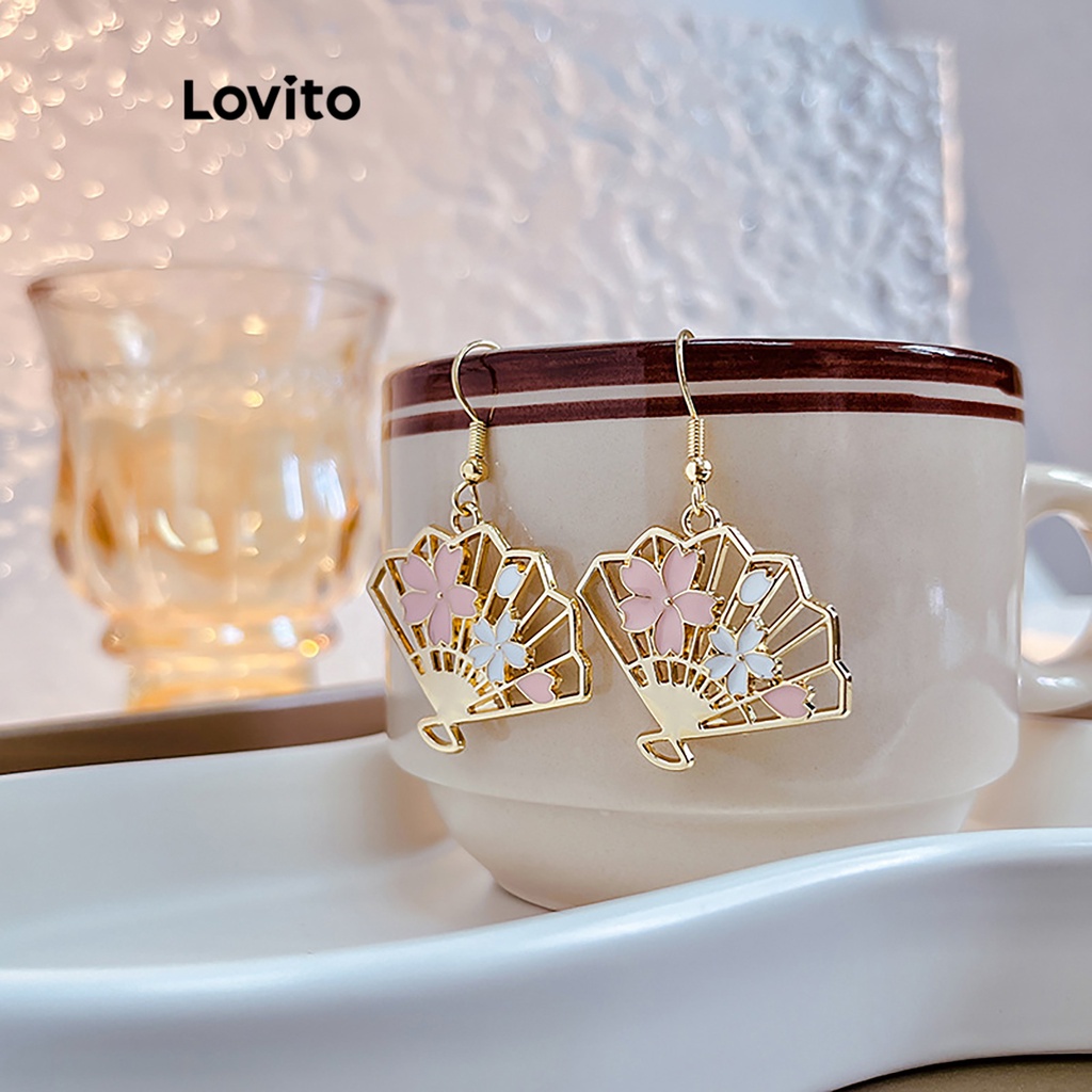 Lovito ต่างหูผู้หญิง สไตล์ลำลอง สีพื้น จี้ลายพัด คัทเอ้าท์ LNA32626 (ทอง)