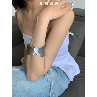 สร้อยข้อมือเนื้อฝ้า ดีไซน์หัวเข็มขัดขอบกว้าง ดีไซน์นิช