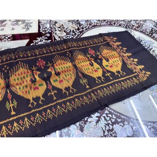 ผ้าพันคอไหม ยกดอก 6ตะกอ ไหมแท้100% ขนาด 35x180cm ลายนกยูง สีดำทอง L4E-090713501