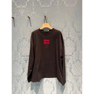 Miumiu2023 เสื้อยืดคอกลม แขนยาว ปักลายตัวอักษรหัวใจน่ารัก ขนาดเล็ก สําหรับเทศกาลฤดูใบไม้ผลิ!ชุดเสื้อแขนสั้น แฟชั่นฤดูใบไม้ผลิ สไตล์บอททอมพร้อมส่ง!ทูโทน 36-40