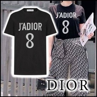 เสื้อยืดคอกลมแขนสั้น Dior แต่งลาย J&amp;#039;ADIOR 8 ที่ด้านหน้า