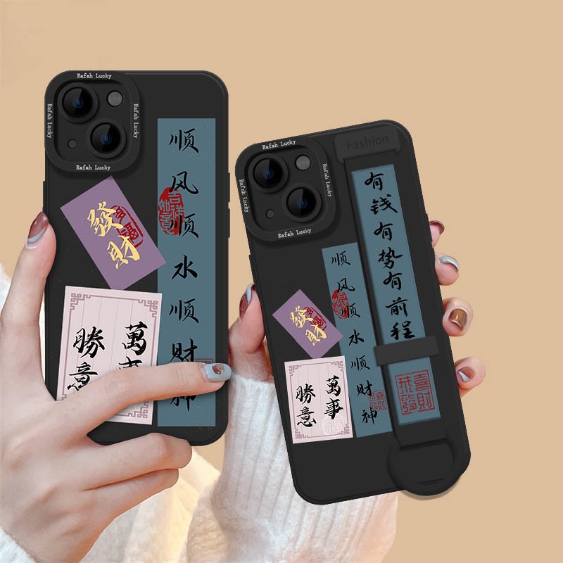 เคสโทรศัพท์มือถือนิ่ม ลายตัวอักษรจีน มีสายรัดมือ สําหรับ Apple Iphone 11 13 14promax 12 78 xr