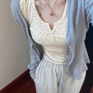 พร้อมส่งเสื้อครอปเเขนสั้นคอกลมสีครีมเหลืองลายดอกไม้น่ารักๆ