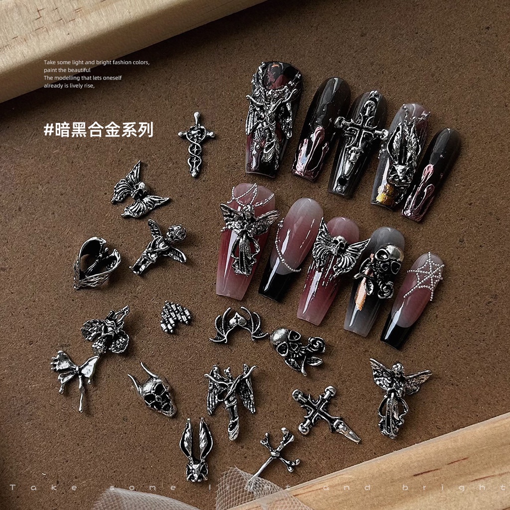 เครื่องประดับเล็บโลหะสไตล์ย้อนยุคสีเงินเข้ม หัวกระโหลกลายดอกโครคัส เทวดาอวยพรความรัก