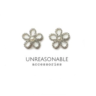 ต่างหูดอกไม้ สีขาว ต่างหูคลิป ต่างหูก้านเงินแท้ สวยใส่สบาย UA0378-01 Unreasonable Accessories