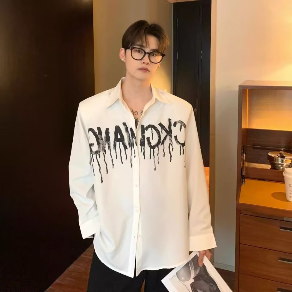 เสื้อเชิ้ตแขนยาวลําลอง คอปก พิมพ์ลายกราฟฟิติตัวอักษร ทรงหลวม แฟชั่นฤดูใบไม้ผลิ และฤดูใบไม้ร่วง สําหรับผู้ชาย