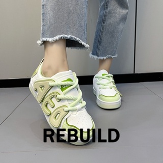 REBUILD รองเท้าผ้าใบผู้หญิง สีขาว พื้นหนา รองเท้าผ้าใบส้นสูงส้นหนา รองเท้าแฟชั่น ผูกเชือก 2023 NEW FYD23904TY 36Z230906