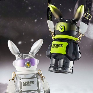 Aubess Lightning Rabbit Space Cup ถ้วยน้ำพลาสติกส่วนบุคคลทันสมัยที่มีความจุขนาดใหญ่ 1100mL สายสะพายไหล่ปรับได้ ถ้วยน้ำ ถ้วยพลาสติกแบบพกพา ปิดผนึก 360 ° การ์ตูน