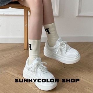 SUNNYCOLOR รองเท้าผ้าใบผู้หญิง สีขาว พื้นหนา รองเท้าผ้าใบส้นสูงส้นหนา รองเท้าแฟชั่น ผูกเชือก 2023 NEW FYD2390H99 36Z230909