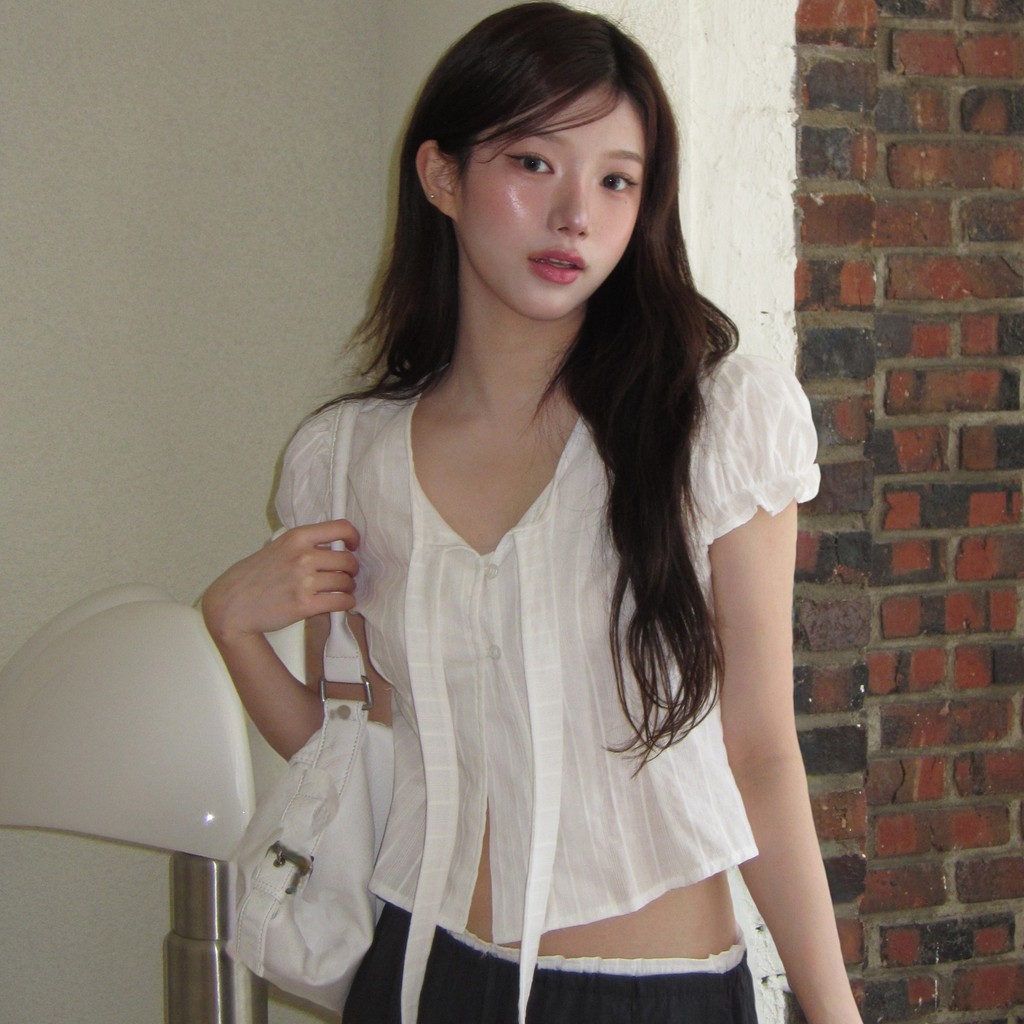 AS SUYU เสื้อเชิ้ตแขนสั้นทรงเข้ารูปสีพื้นสำหรับผู้หญิงช่วงฤดูร้อน 250624