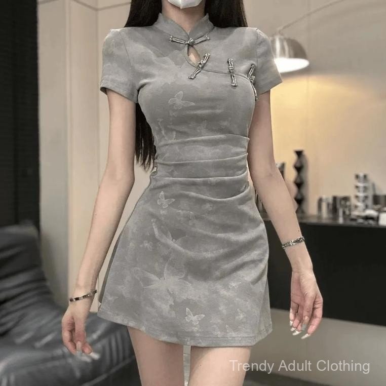 Qipao Plus Size ชุดกี่เพ้าผู้หญิงปรับปรุงไซส์ใหญ่ CNY ชุดกี่เพ้าสไตล์จีนรุ่นใหม่สำหรับฤดูร้อนชุดเดรสทรงสลิมเข้ารูปแบบสั้นปิดหน้าท้องพับ