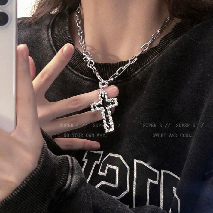 จี้สร้อยคอนางแบบดีไซน์ Retro Tinfoil Cross สไตล์หวานเย็น เหมาะสำหรับฤดูกาลใบไม้ร่วงและหนาว 3DWP