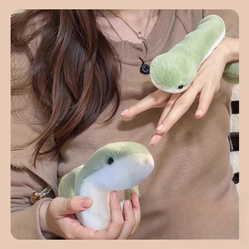 ปีใหม่น่ารักงูตุ๊กตาตุ๊กตาของเล่นตุ๊กตาชายและหญิงตลกมือตุ๊กตาจี้งูปีมิ่งขวัญของขวัญจี้