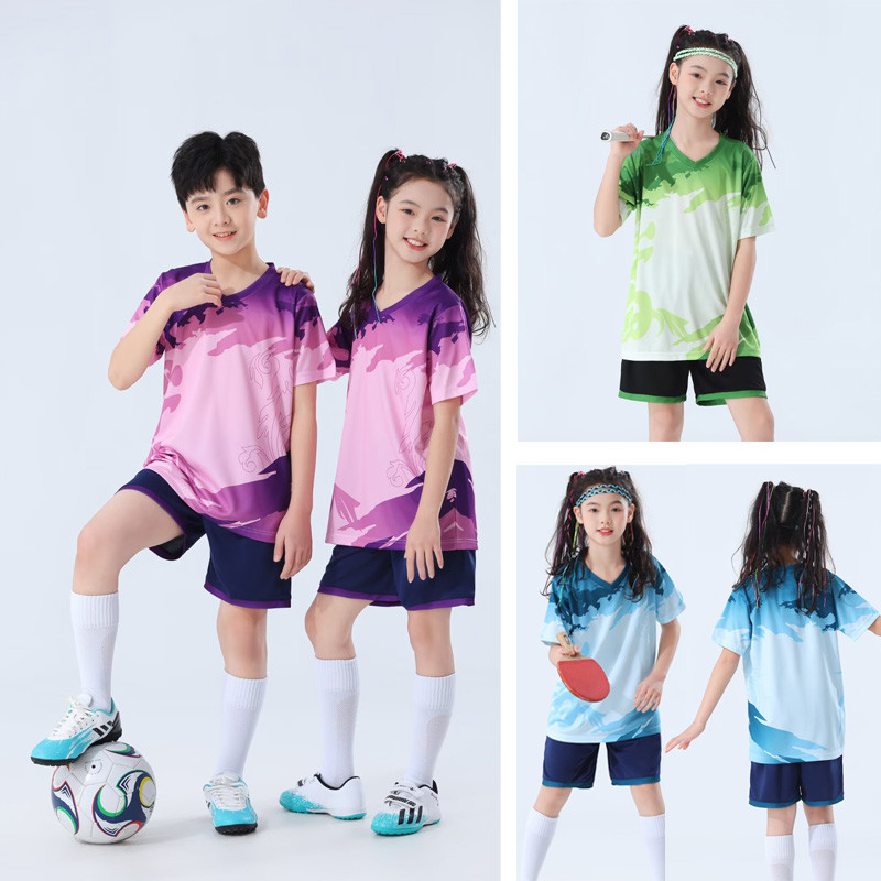 ชุดเด็ก 2 ชิ้น สเวทแขนสั้น + กางเกงขาสั้น สำหรับกีฬาระบายอากาศ เช่น บาสเกตบอล, ฟุตบอล, แบดมินตัน, และเทนนิส เหมาะสำหรับเด็กชายและเด็กหญิงในฤดูร้อน