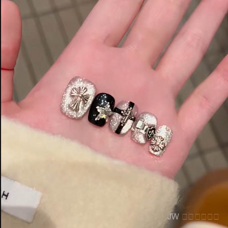 JW ส่งฟรี🖤เล็บสวมใส่ทำมือแท้ ลายกากบาทลึกลับสไตล์สาวแซ่บ! ✨ ปักลูกปัดดำ+เพชรแวววาว 💎 ลายดาวสตาร์ดัสต์สุดปัง 🌟 สวยหวานแต่คูลๆแถมฟรี! กาว+ตะไบ