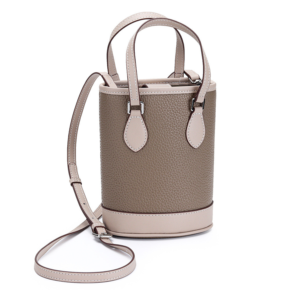 【Lissa】 กระเป๋าหนังวัวแท้ชั้นหนึ่งทรงกระบอกสไตล์ Exclusive
แบบแนวตั้งหรูหรา ถือมือหรือสะพายข้างได้อย่างมีระดับ