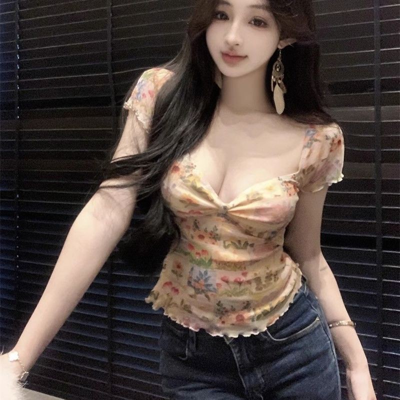เสื้อยืดแขนสั้นผู้หญิงคอวีลายดอกไม้สลิมฟิต thumbnail 6