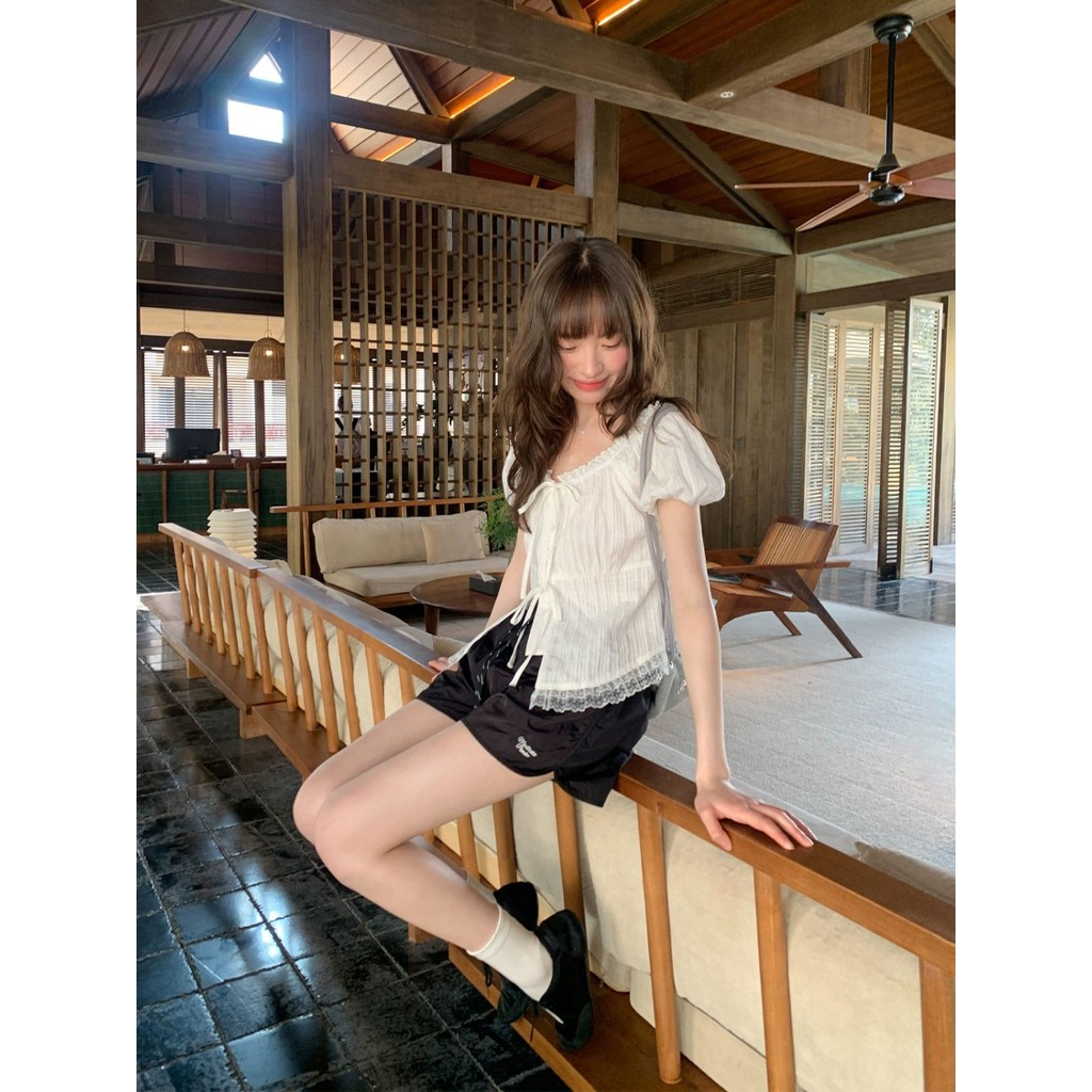 Veewink พร้อมส่งจากกทม เสื้อเบลาส์ลูกไม้เรียบๆสบายๆสำหรับผู้หญิง เสื้อเชิ้ตแขนสั้นแขนพัฟ เวอร์ชั่นเกาหลี - รูปที่ 3