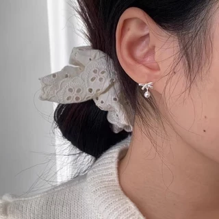 Jinjoo ต่างหูโบว์ รุ่น Dainty Bow Pearls ดีไซน์น่ารักสดใส ลุคคุณหนู (แป้นทับเงินแท้925+จุกยาง) รหัส A45