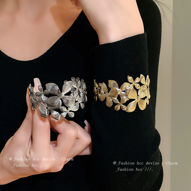 ดอกไม้หน้ากว้างกลวงเปิดสร้อยข้อมือแสงหรูหราสร้อยข้อมือความรู้สึกสูงแฟชั่นอารมณ์เครื่องประดับมือเฉพาะหญิง