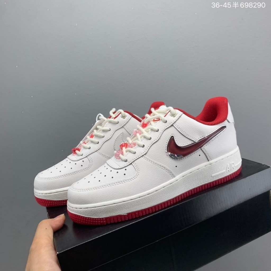 Nike Air Force 1รองเท้าผ้าใบลำลองต่ำสีขาวสีแดง