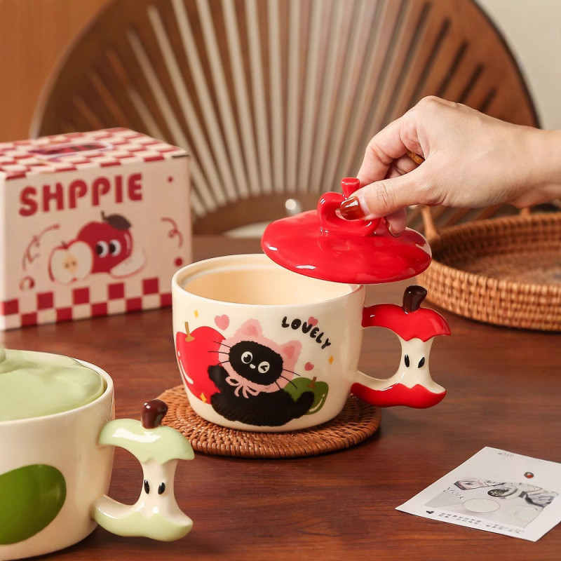 🍋 450มล/ 15o.z แก้วเซรามิครูปแอปเปิ้ลสร้างสรรค์พร้อมฝาปิด ถ้วยน้ําสํานักงานแมวน่ารักพร้อมที่จับ แก้ว