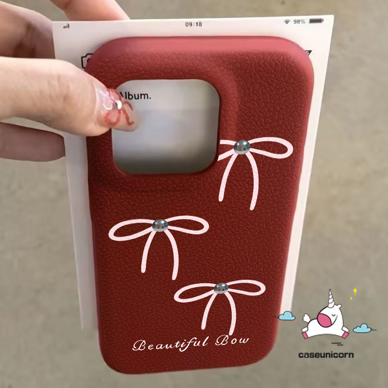 การ์ตูน Simple Bow น่ารัก Bow Knot ภาษาอังกฤษแบรนด์อินเทรนด์สําหรับ IPhone 11 14 16 12 15 13 Pro Max 16 14 15 Plus 16Plus สีลูกกวาดหรูหราผิวรู้สึกหนังกรณีเนื้อ