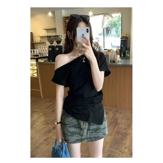 MOYES🔥ในสต็อก💗เสื้อยืดแขนสั้นคอเฉียงเฉียงสำหรับผู้หญิงในช่วงฤดูร้อนปี สไตล์ใหม่สาวฮอตเสื้อเปิดไหล่สั้นเอวไม่ซ้ำใครสวยงาม