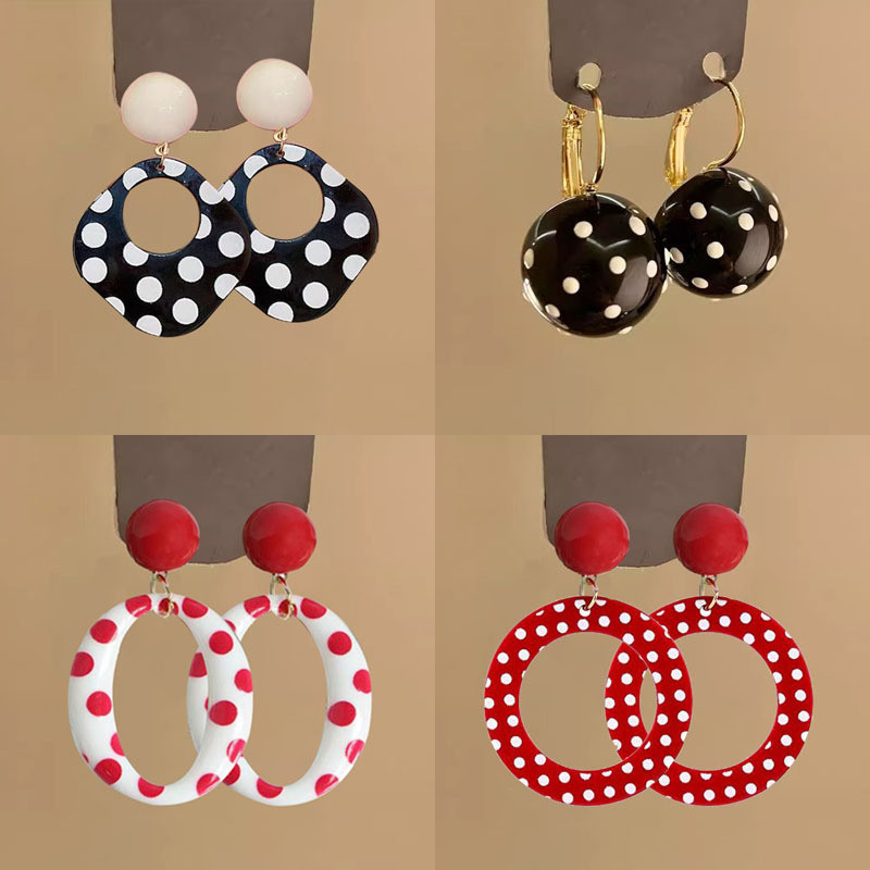 Retro สไตล์ฮ่องกง Polka Dot Ball ต่างหูอารมณ์ฝรั่งเศส Simple All-Match แฟชั่นวงกลมต่างหูต่างหูหญิง 6.26 08YI
