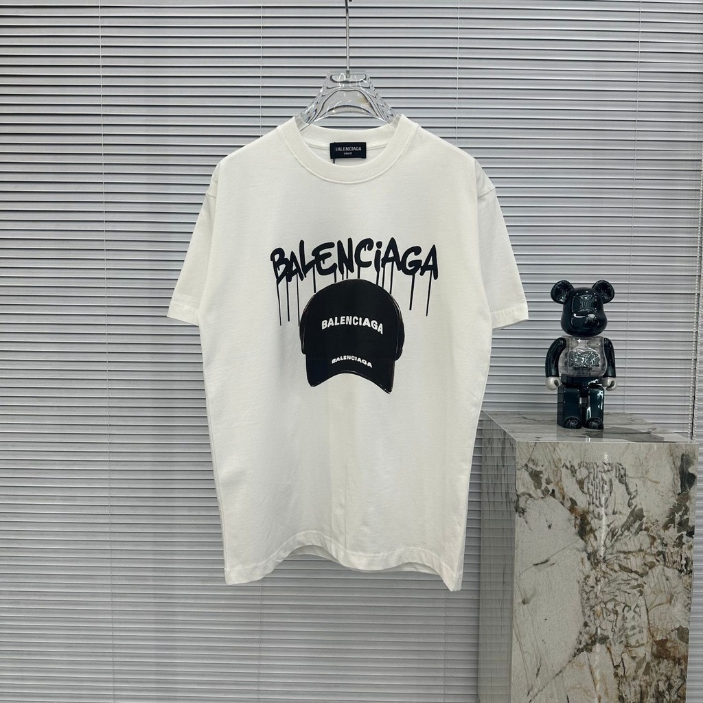 บาเลนเซียก้า'ก เสื้อยืดแขนสั้นพิมพ์ลายตัวอักษรหมวกเบสบอลสําหรับทั้งชายและหญิงหลวมและหลากหลายปีใหม่ด้านบนสําหรับคู่รัก