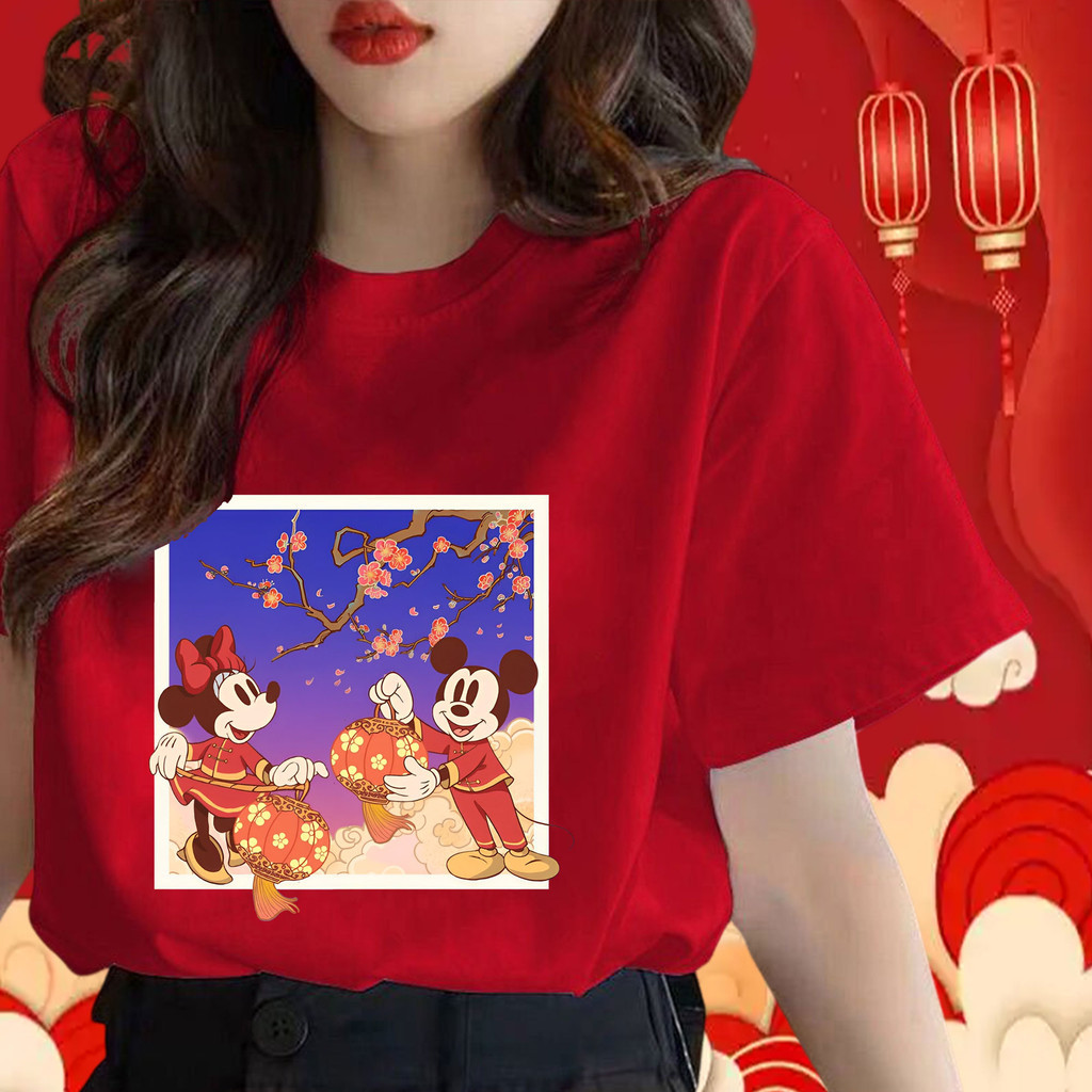 hot🔥ปกติ✨ พร้อมส่ง เสื้อปีใหม่ Happy New Year& Mickey Mouse 2025 2568  ลายงูจักรราศี  สีแดง สําหรับผ