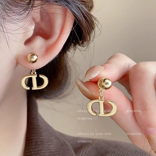 ต่างหูตัวอักษรโลหะเรียบง่ายแสงหรูหราความรู้สึกระดับสูงของอาร…