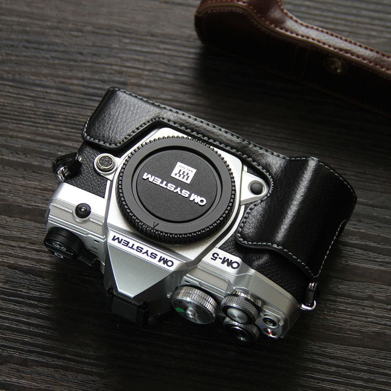 [จัดส่งด่วน] เหมาะสําหรับ Olympus EM-5 Mark iii กระเป๋ากล้องรุ่นที่สามครึ่งเคส OM5 เคสหนังฐาน em5ii 