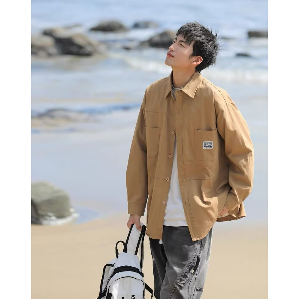 2025ใหม่ฤดูใบไม้ผลิผู้ชายสไตล์ฮ่องกงย้อนยุคสีทึบบางหลายกระเป๋าเสื้อลำลอง