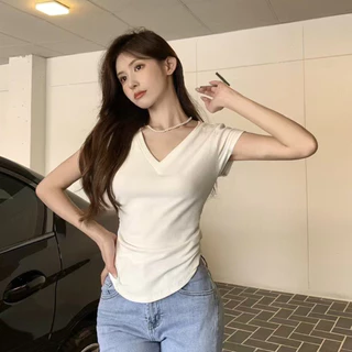 เสื้อยืดคอวี ดีไซน์ไม่ซ้ำใคร สวมใส่แล้วดูเพรียว