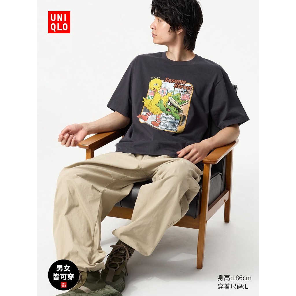 เสื้อยืดแขนสั้นพิมพ์ลาย UT Sesame Street ของ Uniqlo สําหรับผู้ชายและผู้หญิง "Sesame Street"