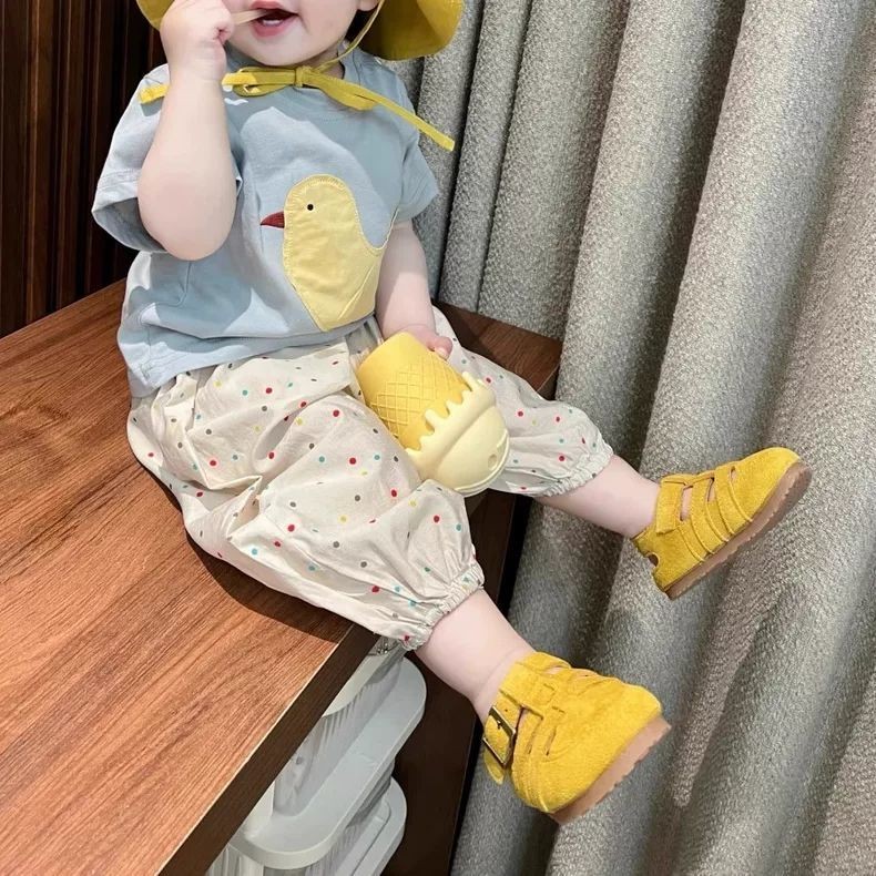 ชุดสองชิ้นสำหรับเด็กทารก สไตล์น่ารักแขนสั้น กางเกงขาสั้นแบบแน่น ลายจุดสดใส
