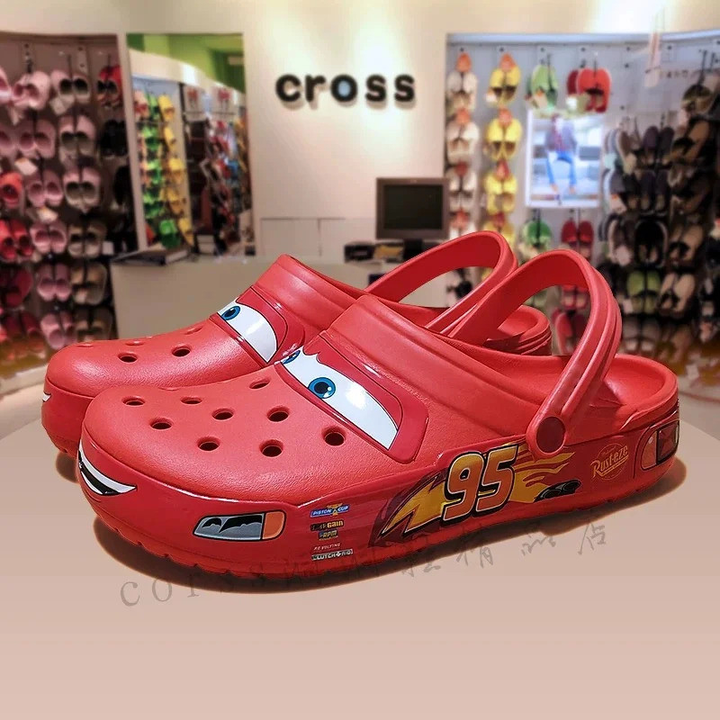 Disney Lightning Mcqueen Pixar รองเท้าแตะชายหาดกลางแจ้ง Crocs น่ารักการ์ตูนอะนิเมะสระว่ายน้ํา Anti Slip No95 รถ Crocs Man รองเท้าของเล่นของขวัญ