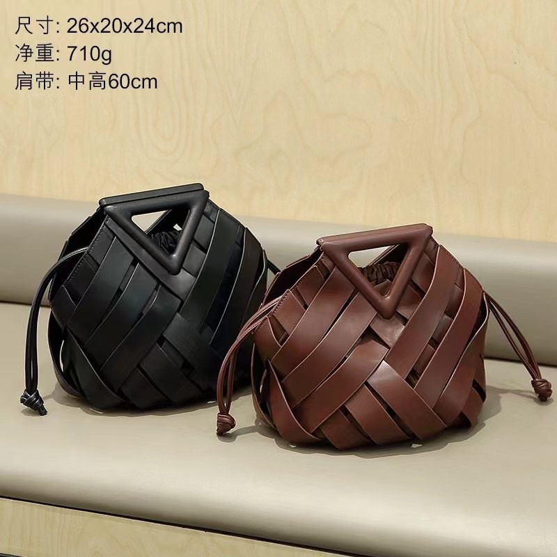 2025 สินค้าใหม่ตะกร้าผักกลวงกระเป๋าหญิง Niche Design คุณภาพแฟชั่น Inverted Triangle แบบพกพา PU ทอกระเป๋า