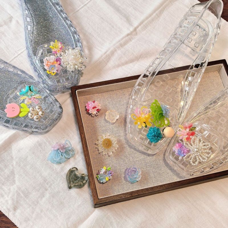 คริสตัลถ้วยและลูกปัดดอกไม้สำหรับรองเท้า พร้อมพู่มุก สินค้าคุณภาพสูง อุปกรณ์เสริมรองเท้า