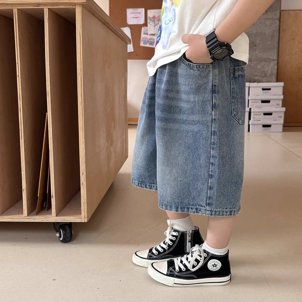 กางเกงขาสั้นผ้ายีนส์เด็กผู้ชายฤดูร้อนสไตล์ใหม่กางเกงครอปทรงหลวม