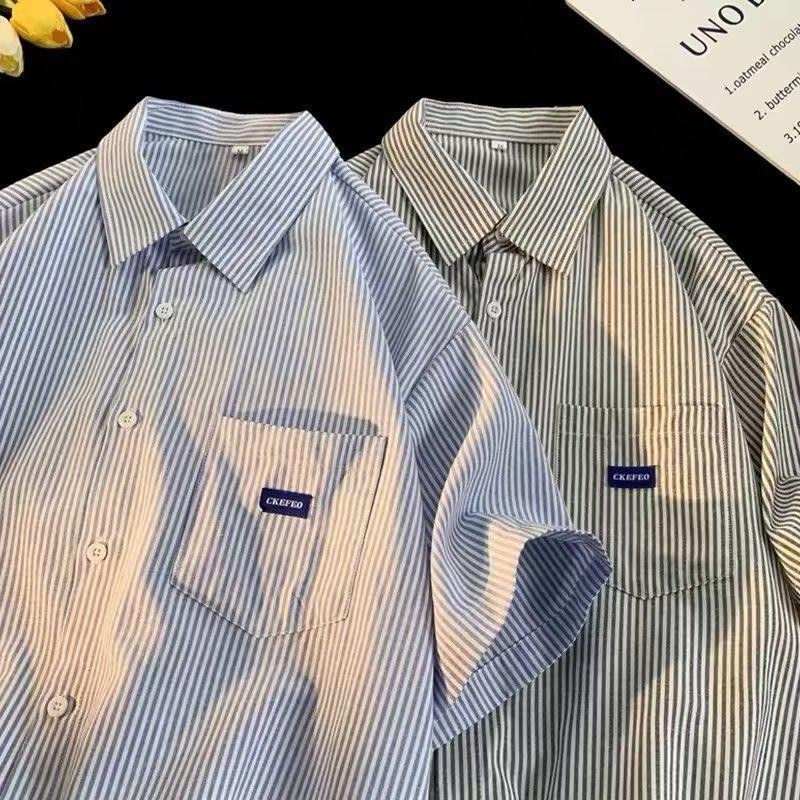 56MEN Shirt V92 เสื้อเชิ้ตผู้ชาย ลายทาง(เส้นเล็ก)ปักป้ายกระเป๋าหน้า เสื้อเชิ้ตคอปก ลำลอง วินเทจ Man Clothing เทา ฟ้า