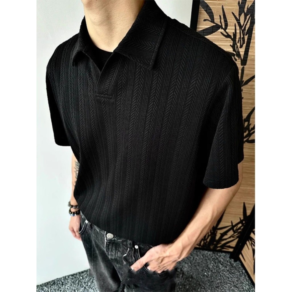 เสื้อแจ็คการ์ดแขนสั้นผู้ชาย ทรงคลาสสิก ลายคอวี พร้อมไหล่เสื้อโปโลห้าจุดและแขนหลวม