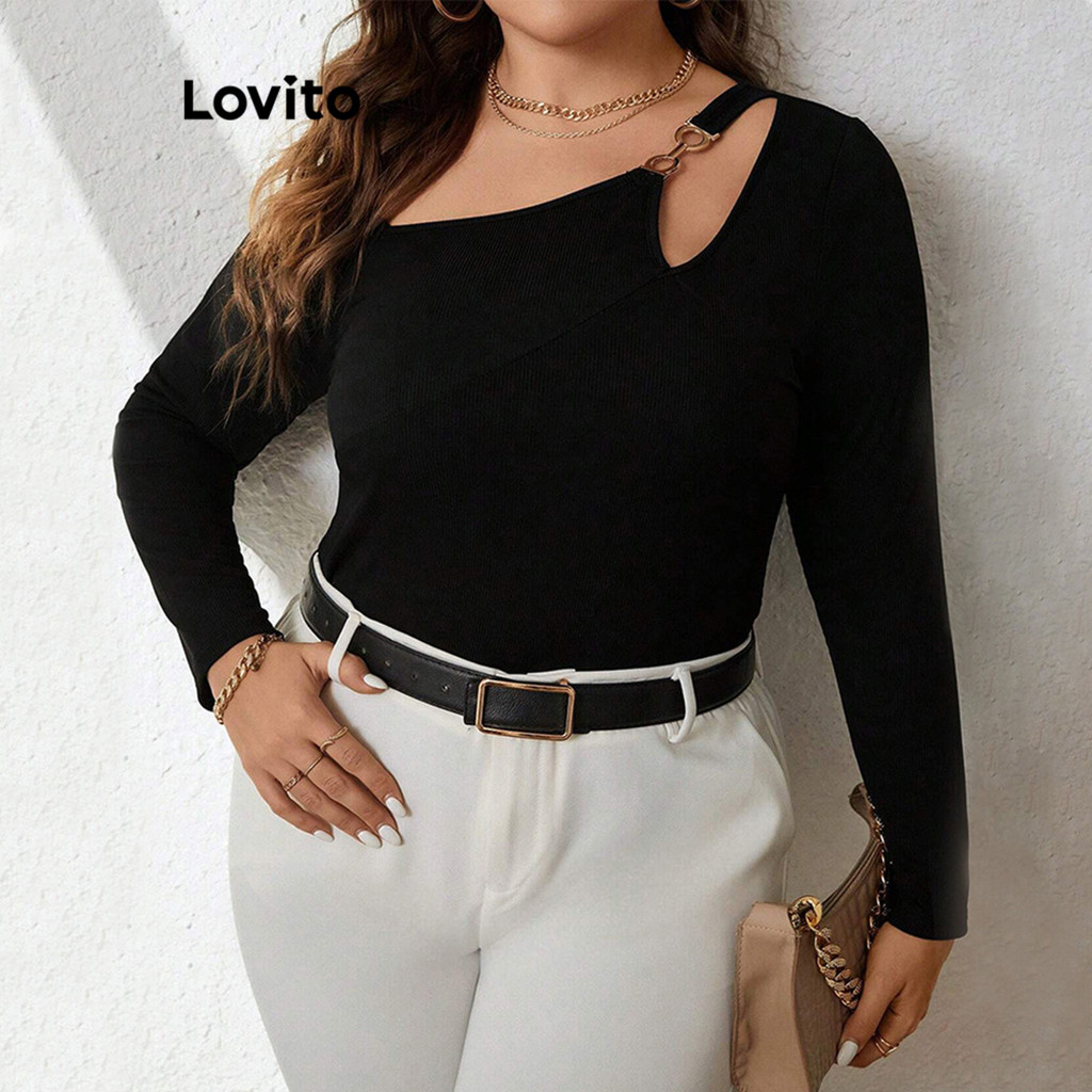 Lovito เสื้อยืดสาวอวบ สีพื้น แต่งคัทเอาท์ แบบอสมมาตร ประดับโลหะ สไตล์ลำลอง LNL68102