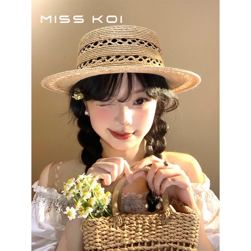 MISSKOI ทอมือแบน TOP Hollow Raffia หมวกฟางหญิงฤดูร้อน Seaside Beach Sun หมวกม่านบังแดดครีมกันแดดภาษาฝรั่งเศสคําหมวก