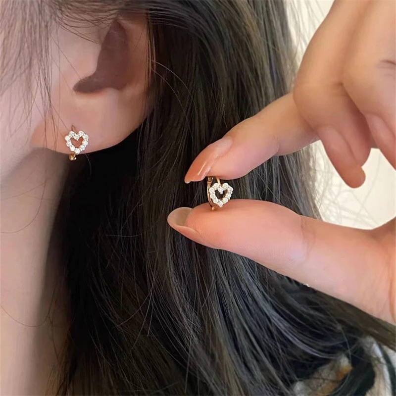 ใหม่น่ารักหวาน Hollow Heart Zircon Hoop ต่างหูสําหรับผู้หญิงคลาสสิกเงาสตั๊ดต่างหูแฟชั่นขนาดเล็กอินเทรนด์หูหัวเข็มขัดเครื่องประดับ