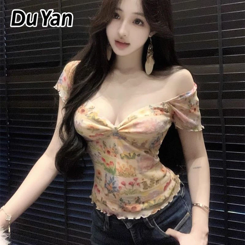 เสื้อยืดผู้หญิงแขนสั้นลายดอกไม้คอวี