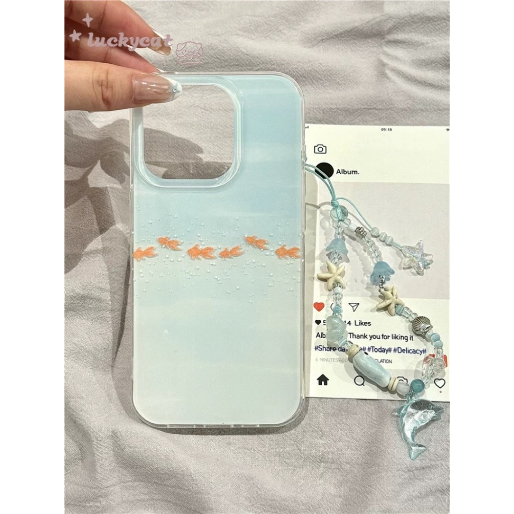 เข้ากันได้กับ iPhone 16 15 14 13 12 11 Pro Max X Xr Xs Max 7 8 Plus SE2020 เคสโทรศัพท์ Ins ปลาทองน่ารัก + ขาตั้งฝาหลังแบบนุ่ม