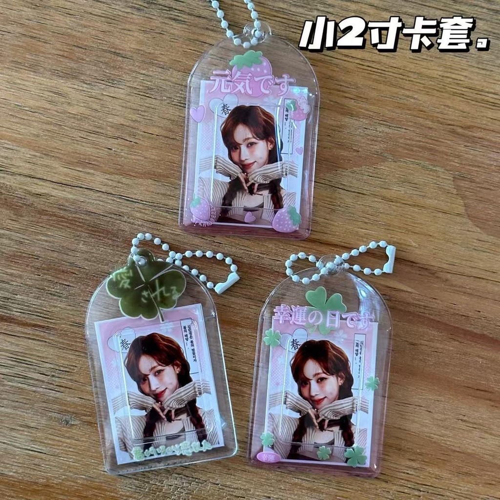 สตรอเบอร์รี่โคลเวอร์สี่ใบโปร่งใสขนาดเล็ก 7 ซม. ID ผู้ถือบัตรภาพ Aidou สติกเกอร์หัวใหญ่จี้รูปถ่าย